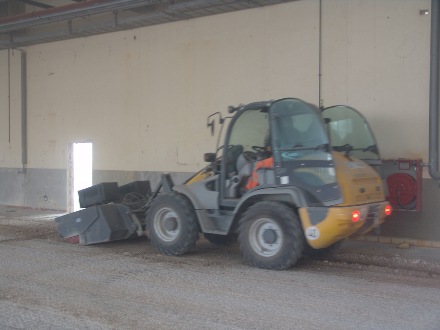 Kehrmaschine in der Halle